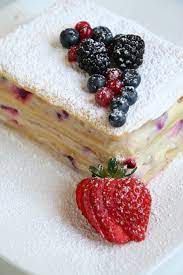 Un delizioso dolce millefoglie nuova vita con crema chantilly e frutti di bosco, la ricetta del diplomato al corso pasticcere professionista sul fondo dello stampo adagiare un disco di pasta sfoglia, fare uno strato di crema chantilly con l'aiuto di una sac à poche e aggiungere frutti di bosco. Millefoglie Ai Frutti Di Bosco La Zucca Mezza Piena