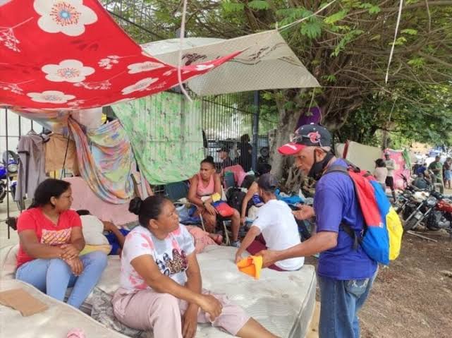 Campamento transitorio en La Guaira: sobrevivientes improvisan toldos y  aseguran que escasea la comida - El Pitazo
