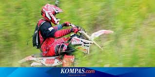 Seperti pria berikut ini misalnya. Akali Mahalnya Biaya Perawatan Motor Trail