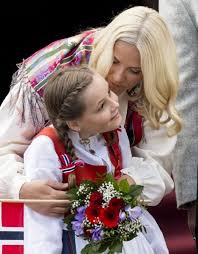 Skaugum bestikk er håndlaget på geilo med lidenskap for form og estetikk. Norwegian Crown Princess Mette Marit And Princess Ingrid Alexandra Greet The Childrens Parade On The Skaugum Estate Norwegisches Konigshaus Norwegen Konigshaus