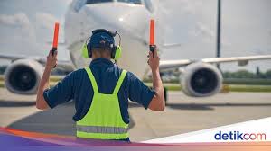Pekerjaan paling menantang dalam sebuah kicauan pada 2018 lalu. 5 Fakta Dan Syarat Jadi Marshaller Si Tukang Parkir Pesawat
