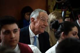 Em 2071 vamos estar a discutir se mandamos abaixo o padrão das emergências, que é tão lindo. O Pormenor De Marcelo Rebelo De Sousa A Comprar Pao No Supermercado Mas Que E Desaconselhado Foto