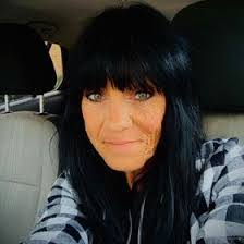 Shelly Coomer's Instagram, Twitter & Facebook