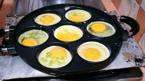 Goreng telur menjadi dadar tipis, gulirkan penggorengan ke kiri dan ke kanan agar telur tersebar merata dan membentuk satu lapisan tipis. Yuk Bikin Telur Ceplok Cantik Bumbu Balado Super Mudah Youtube
