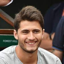 Sa marque destinée aux fans de football fait un véritable carton. Tximista Lizarazu Biographie News Photos Et Videos Tele Loisirs