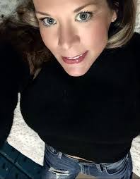 Lisa Rendon's Instagram, Twitter & Facebook