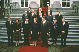 (politiek) (regering) een bestuursorgaan bestaande uit hooggeplaatste leden van een regering, de regering. Kabinet Lubbers I 1982 1986 Regering Rijksoverheid Nl