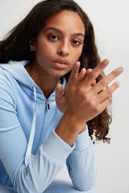 Possibilité de le porter en tour de cou. Cecilia Velour Hoodie Sweatshirts Gina Tricot