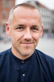 Schiet in gang na minstens twee koppen koffie. Radiopresentator Xavier Taveirne Out Tot Kerstmis Kw Be