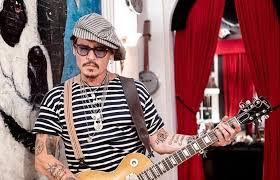 Sale johnny depp en el juicio sentado atras de derbez, muu buena pelicula. Las Razones Por Las Que A Johnny Depp Lo Sacaron De Una Pelicula