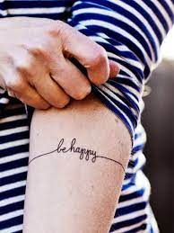 Tattoo Spruche Auf Englisch Die 10 Besten Spruche Gluckliches Tattoo Tattoo Spruche Englisches Tattoo