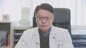 香港電台第一台| 自由風自由phone (2.6.2020) 主題：瀝源邨再有居民確診 專家指或有超級傳播者 訪問：中大醫學院呼吸系統科講座教授許樹昌. è¨±æ¨¹æ˜Œ æ–°å† ç—…æ¯'åŸºå› è½‰è®Šå‚³æ'­æ€§æé«˜æ›¸å±•æœ€å¥½åœè¾¦ Now æ–°èž