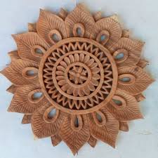 Penerapan ragam hias pada bahan kayu mampu dilakukan dengan cara mengukir dan menggambar (melukis) atau campuran keduanya. 10 Rekomendasi Ukiran Bali Yang Eksotis Dan Unik