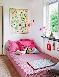 Salah satu rekomendasi contoh desain kamar tidur sederhana adalah kamar dengan dominasi warna cokelat muda yang elegan. 12 Inspirasi Biar Tempat Tidur Lesehan Jadi Spot Favorit Di Kamarmu Yukepo Com