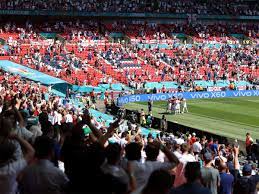 Как кейт миддлтон с мужем и сыном бурно ликовали на «уэмбли». Euro 2021 Fan In Serious Condition After Fall From Stands At Wembley Stadium Football News Times Of India