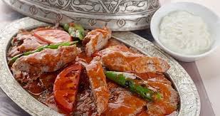 The dish consists of döner kebab prepared from thinly and carefully cut grilled lamb topped with hot tomato sauce over. Iskender Kebap Tarifi Iskender Kebap Nasil Yapilir Et Yemekleri Haberleri