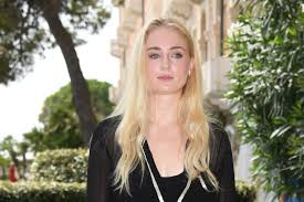Sophie turner is seemingly confirming her sexuality with a post she put up on instagram this week. Game Of Thrones Star Sophie Turner Keine Periode Wegen Extremer Diat Gala De