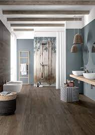 A Design That Plays With The Texture Of Linen And The Fabric Of A Natural Landscape Large Porcel Arredamento Bagno Idee Bagno Rustico Design Per Bagno Moderno