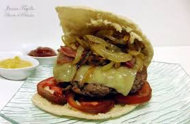 Cocina las hamburguesas como de costumbre en la barbacoa. Hamburguesa Con Cebolla Confitada En Pan De Pita Receta