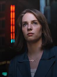 Mainstream Andrew Garfield and Maya Kiss