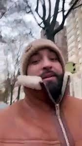 Le chanteur de 27 ans s'y est rendu en famille avec sa fille Eva Alba,  bientôt 2 ans et la maman de cette dernièreKendji en famille à New York