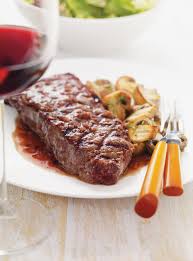 Biftecks Sauce Au Vin Rouge Recette En 2020 Ricardo Recette Bien Manger Et Sauce Au Vin