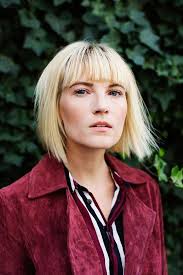 Idee Coiffure Description Un Elegant Carre Plongeant Blond Avec Frange Droite Et Lisse Associe Avec Une Carre Plongeant Blond Coiffure Carre Court Blond