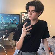 Eboy Hair Middle Part Hairstyles Long Hair Styles Men