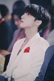 Sơn Tùng MTP đi đôi tất giá cũng khiến người ta giật mình