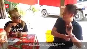 Semalam, siti kasim ditahan di ibu pejabat polis daerah kajang pada 12.40 pagi kerana dipercayai menghalang tugas penjawat awam susulan laporan polis oleh seorang wanita yang mendakwa peguam itu melarikan anak perempuannya yang berusia 24 tahun pada khamis lepas. Siti Kassim Maju