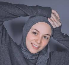 The couple has been dating for 7 years! Actress Sarah Hildebrand Removes Hijab Five Years After Donning It Showbiz Malay Mail
