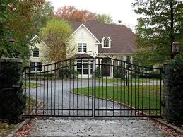 A Simple Double Arched Metal Driveway Entry Gate Gets A Little Design Boost With Some Swirl Details Along The Top Gate Design Simple Gate Designs Driveway Gate