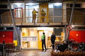 Dode bij steekpartij in zwolle aan de bitterstraat / de politie is vrijdag eind van de ochtend massaal uitgerukt na een melding van een steekpartij op de bitterstraat. Flatbewoner Hoort Kermende Man Na Steekpartij In Zwolle Help Help Help Overijssel Gelderlander Nl