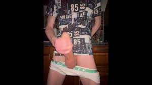 Красавчик стягивает трусики и дрочит свой огромный 23-сантиметровый член