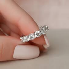 Eine Auswahl verschiedener Materialien und Designs für Eheringe