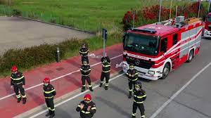 Aug 01, 2011 · per richieste di informazioni riguardanti problematiche tecniche legate alle interpretazioni normative di prevenzione incendi, contattare direttamente il comando provinciale dei vigili del fuoco competente per territorio. Rimini Sirene E Applausi Dei Vigili Del Fuoco Per Medici E Sanitari Video Youtube