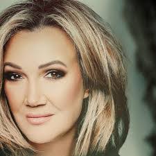 Desiree Hoff's Instagram, Twitter & Facebook