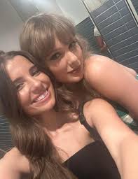 Taylor Swift with Travis Kelce and friends last night 🩷 : r/TaylorSwift