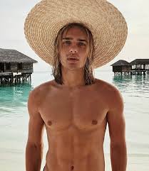 The hunchback of notre dame. Week On Ig Ton Heukels Lucky Blue Jay Alvarrez