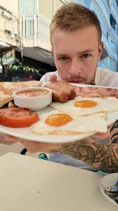 Having a pie with SI King!🤩 Honestly such a lovely bloke and Rory the chef  here at Propa Sunderland it was a pleasure to meet you both! The Hairy  Bikers