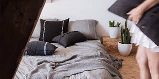 Coussin coton blanc pois bleu marine. Nos Idees Deco Pour Une Chambre Cocooning