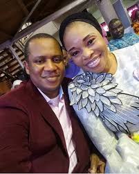Nigerian popular female gospel artist, evangelist tope alabi never hide her unfainting love to her husband. Tope Alabi S Husband Throws Her Surprise Birthday Party Watch Partyjollof