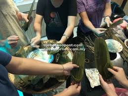 Though there are plenty of popular stalls in singapore the dumpling festival (端午节 duan wu jie), or dragon boat festival, is celebrated on the fifth day of the fifth month of the. Kaki Masak Group Learns To Make Bak Chang Borneo Post Online
