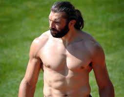 Sébastien chabal, né le 8 décembre 1977 à valence (), est un joueur de rugby à xv international français.il évolue au poste de troisième ligne centre après avoir débuté comme troisième ligne aile et joué également deuxième ligne. Sebastien Chabal He S A Beautiful Caveman Rugby Players Hot Rugby Players Rugby Muscle