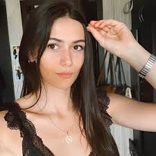 Ci sono uomini qui che hanno più di 45 anni???😚 Sfortunatamente ci sono  molti giovani in questo thread che non sanno comportarsi bene.. Triste..!