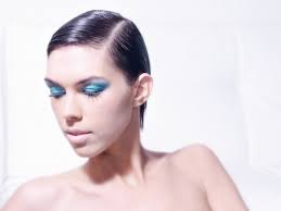 Allow your bangs to fall freely. Easy To Maintain And To Re Style Hairstyles For The Coming Season