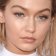 In 2016, she was n. Gigi Hadid Makeup Gold Eyeshadow Nude Lipstick Steal Her Style