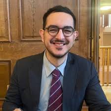 Okei, aga miks ta näeb välja nagu eestlane? (In the best possible way) Ta  nimi võiks olla Karl-Erik, ta käib EKAs, teeb liiga palju speedi, ta üritab  olla DJ aga ta on