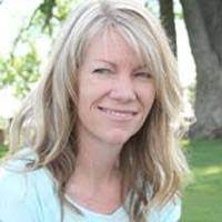 Melanie Hinton's Instagram, Twitter & Facebook