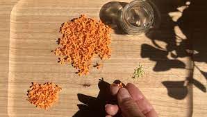 金木犀の花を摘みます 金木犀の花は枝から離れやすいので 新聞紙で受けながら花を摘んで集めます 集めた金木犀の花と茎 ゴミなどをより分けておきます 金木犀 金木犀 香水 アロマ 香水